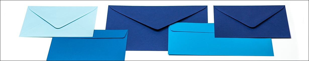 Sobres azules y sobres azules en diferentes formatos, como C6, DIN largo y C5.