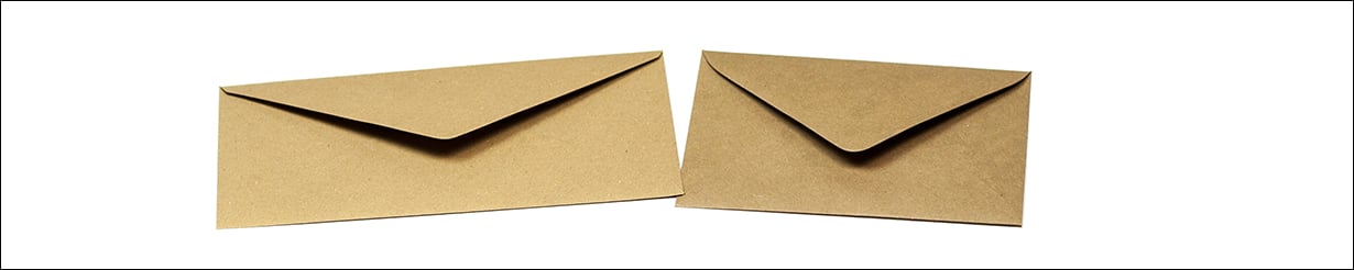 Sobres de papel kraft marrón para invitaciones vintage y proyectos DIY.